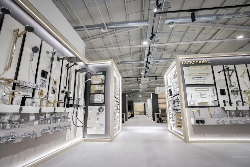 Pasillo de la exposición de baños con sanitarios y mamparas