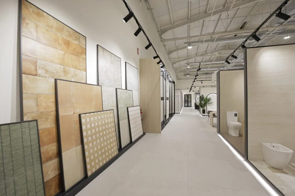 Piezas cerámicas en tonos tierra expuestas en el showroom