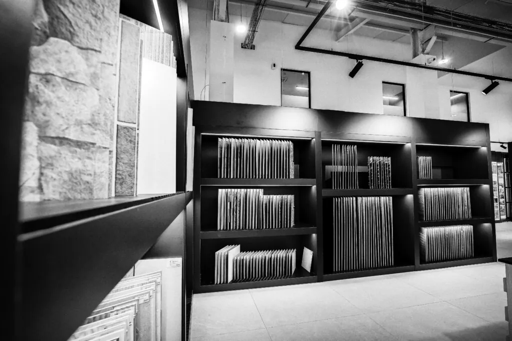 Zona de muestrarios cerámicos del showroom