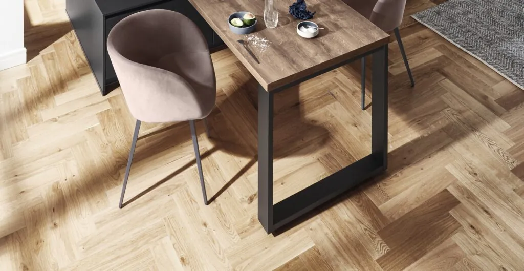 Suelo porcelánico efecto madera colocado en espiga